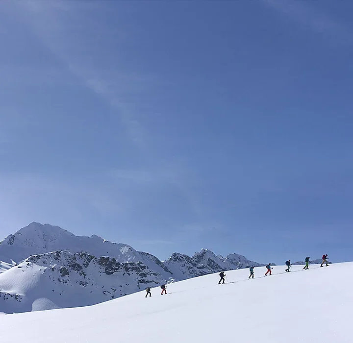 journal_art_women_mountainclub_m_main